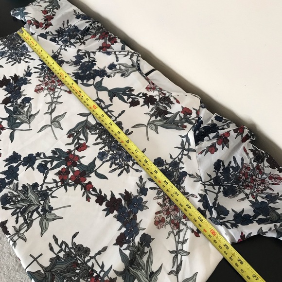 Vince Camuto Floral Flutter Sleeve Blouse | White Lined Top | Blue Red Flowers - Picture 15 of 16